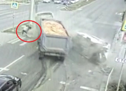 Пешеходы оказались в сантиметрах от протаранившего маршрутку грузовика: видео момента ДТП в Волгограде