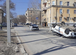 Такси «Ситимобил» опрокинулось на крышу после столкновения с Volkswagen в Волгограде: пострадала пассажир