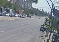 Кувырок иномарки на оживленной Продольной в Волгограде попал на видео 