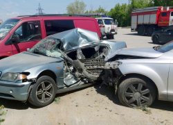 В Волгограде Audi Q7 влетел в ограждение, дерево и три припаркованные машины: двое пострадали 