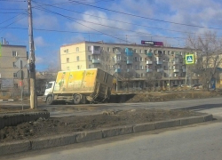 Грузовик «Покупочки» провалился в огромную яму на юге Волгограда