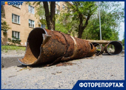 "Ужас и позорище!": ремонт в центре Волгограда оголил ржавый экспонат 