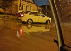 Момент наезда таксиста на курьера «Самоката» попал на видео в Волгограде