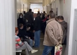 «У людей уже истерика»: на видео сняли конфликт в поликлинике с многочасовой очередью в Волгограде