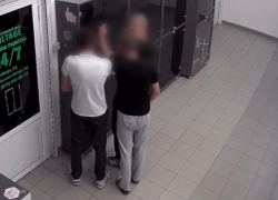 Зумеры по-тихому ограбили волгоградский вейп-шоп: видео