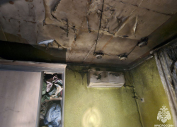 Вспыхивает за секунды: восьмилетний ребенок пострадал в квартире со стекшим на пол натяжным потолком под Волгоградом