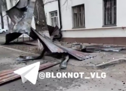 Крыша рухнула в доме на севере Волгограда – видео