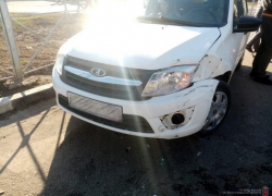 Школьница и женщина пострадали в тройном ДТП на перекрестке в Волжском 