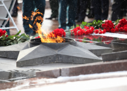 Военнослужащие грызли семечки и бросали их в Вечный огонь в Волгограде