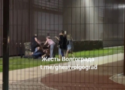 Драка жителей элитного ЖК с участием дам попала на видео в Волгограде 