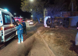 Есть пострадавшая: в Волгограде произошло тройное ДТП с опрокидыванием 