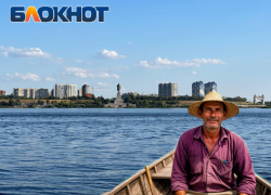 Лодочники требуют 2000 рублей за переправу на пляж «волгоградских Мальдив»