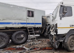 Крупное ДТП произошло в Волгоградской области: столкнулись автозак и фура