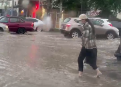 Дорогу смыло в Волгу, воды выше щиколотки: шок-видео ливневого хаоса в Волгограде