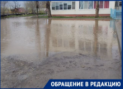 «Можно только подплыть»: в озеро превратился подход к детскому саду под Волгоградом после циклона