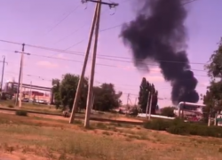 Под Волгоградом ликвидируют масштабное возгорание пластика: видео 