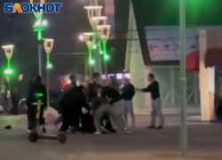 Забивали толпой: массовая драка подростков у ТЦ под Волгоградом попала на видео