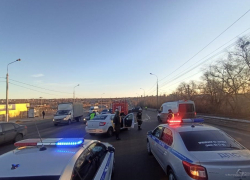 Машина "Яндекс.Такси" вылетела на "встречку" в Волгограде: сильно пострадал водитель