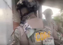 «Колеса продавал?»: лицом в пол уложили сбывшего волгоградцу на 700 тысяч липовые покрышки