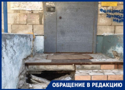 «Дважды падала в яму»: в центре Волгограда у многоквартирного дома развалилось крыльцо