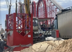 Девять грузовиков привезли новые карусели в Волгоград из Китая