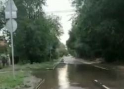 Прорвавшийся водопровод затапливает школьный двор в Волгограде: видео ЧП