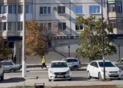 Волгоградец с 8 этажа забросал иномарку бутылками с водой: видео очевидцев