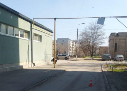 Москвич на грузовике сбил волжанку с коляской: 2-летний мальчик попал в больницу с травмой мозга