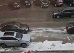 Странная пена заполнила дорогу на улице в Волгограде - видео