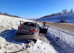 На заснеженной трассе перевернулась иномарка с 2-летним ребенком в Волгоградской области