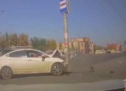 Бешеный Hyundai разбился у остановки в центре Волгограда: видео 