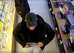 В трусах выносили ноутбуки из волгоградских магазинов дерзкие воришки