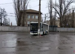 Автобус мощно протаранил столб на севере Волгограда