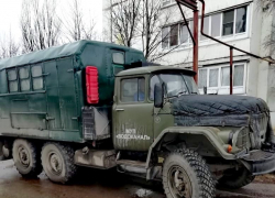 Под Волгоградом припаркованные машины помешали устранению течи из земли
