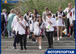 Фиолетовые волосы и советская форма: стрит-стайл выпускников-2022 Волгограда 