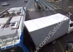 «Газель» лихо засела между троллейбусом и трамваем в Волгограде 