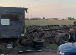 Фуру порвало на куски в массовом ДТП на юге Волгограда: видео