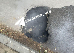 «Бьет кипяток из-под земли»: прорыв на проезжей части в Волгограде попал на видео 