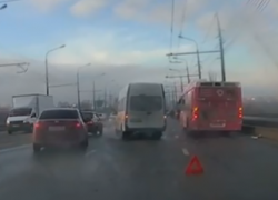 Три авто, автобус и маршрутка столкнулись на дамбе в Волгограде