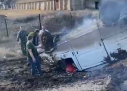 Пьяный развозчик хлеба опрокинул «Газель» под Волгоградом и чуть не получил монтировкой по голове: последствия ДТП на видео