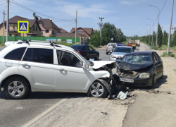 Два человека пострадали в лобовом столкновении иномарок в Волгограде