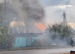 Гараж и кирпичный дом вспыхнули под Волгоградом 