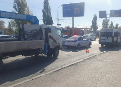 Три человека пострадали при таране маршрутки погрузчиком в Волгограде: видео