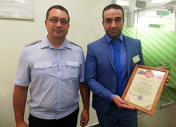 В Волгограде сотрудник банка спас пожилую клиентку от мошенника