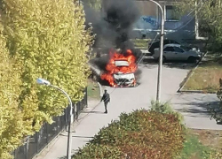 Иномарка сгорела возле школы в Волгограде