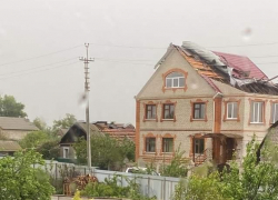 Сорвавший крышу ураган в Иловле сняли на видео
