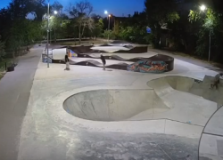 Могут закрыть на месяц: в Волжском юные вандалы разрисовали предназначенную для них же площадку