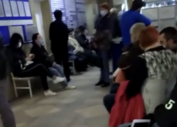 Волгоградский облздрав объяснился за попавшую на видео 8-часовую смешанную очередь в поликлинике