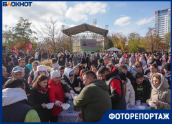 Пришли со своими банками и устроили давку: бесплатная уха вызвала фурор в центре Волгограда 