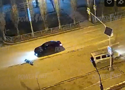 Эпичный наезд на говорящую по телефону волжанку попал на видео